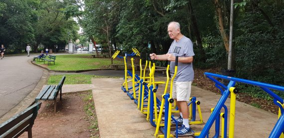루이스씨(74)가 지난 3월 7일 브라질 상파울루의 한 공원에서 운동을 하고 있다. /사진=이태희 기자