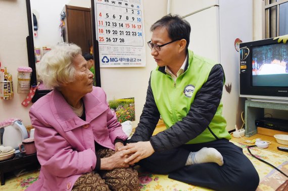 김성주 국민연금공단 이사장(오른쪽)이 지난 설명절 때 국민연금의 유족연금으로 생활하는 87세 부산 거주 할머니를 방문해 이야기를 나누고 있다.