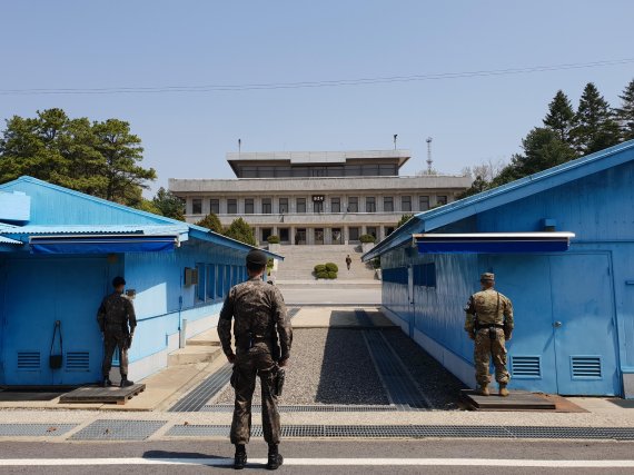 오는 27일 남북정상회담이 열리는 판문점 공동경비구역(JSA). 군사분계선(MDL) 위에 지어진 유엔사 관할의 T2(군사정전위원회 회담장)와 T3(실무장교 회담장) 사이로 북측 건물인 판문각이 보인다. 지난 18일 한 북한 군인이 판문각 앞 계단을 오르고 있다. /사진=김은희 기자