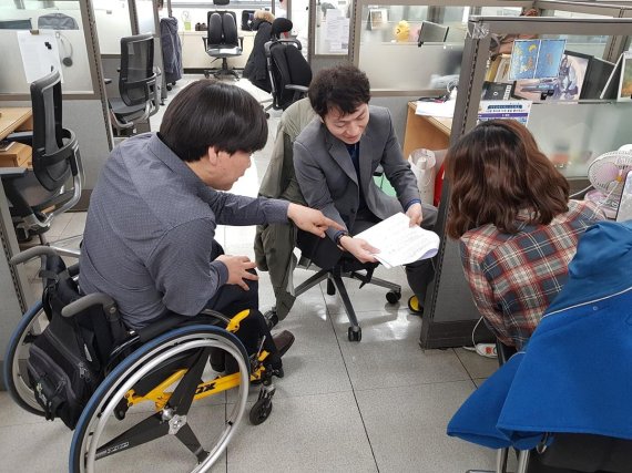 에스원CRM 장애인 직원들이 비장애인 직원과 함께 업무 협의를 하고 있다.