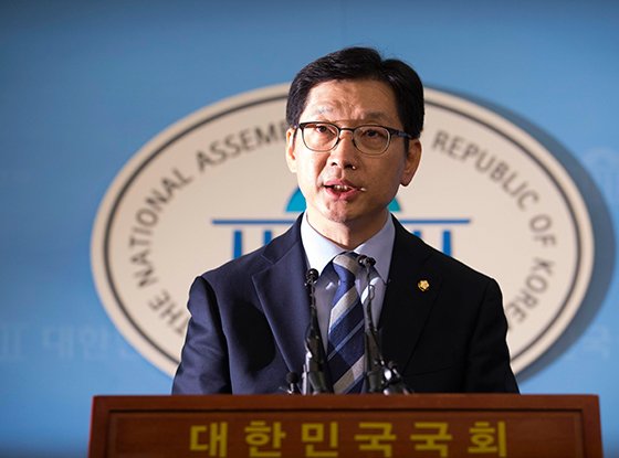 댓글조작 사건에 연루됐다는 의혹을 받고 있는 더불어민주당 김경수 의원이 19일 오후 국회 정론관에서 경남지사 출마관련 입장을 발표하고 있다. 연합뉴스