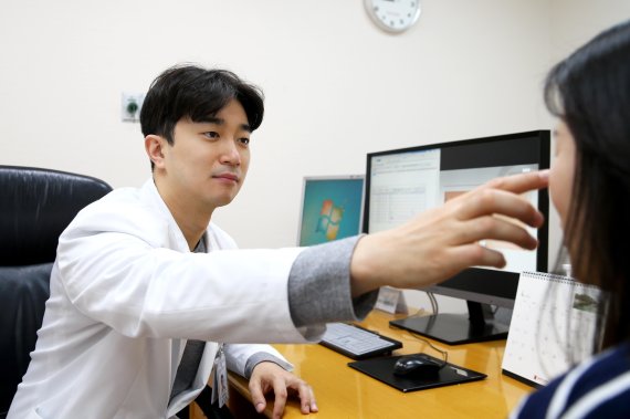 고려대학교 안암병원 성형외과 김진우 교수가 흉터 환자를 진료하고 있다.