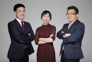 리걸인사이트 창업멤버인 황서형, 채민성, 정재훈 변호사(왼쪽부터)가 기념촬영하고 있다.