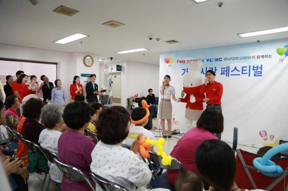 티웨이항공은 지난 19일 대구 영남대학교병원에서 소아병동 환아와 가족 등 50여명과 함께 '가족 사랑 페스티벌'을 개최했다. 티웨이항공 승무원들이 마스코트인 부토와 함께 공연을 선보이고 있다. /사진=fnDB