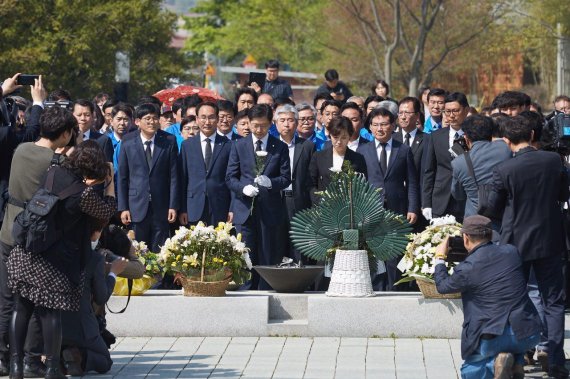 김경수 더불어민주당 의원이 20일 고(故) 노무현 전 대통령의 묘역에 참배하며 6·13지방선거 승리를 다짐하고 있다.