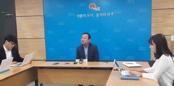 '전주봉침' 검찰수사 축소 의혹..전주시 전 간부 "실언했다"(종합)