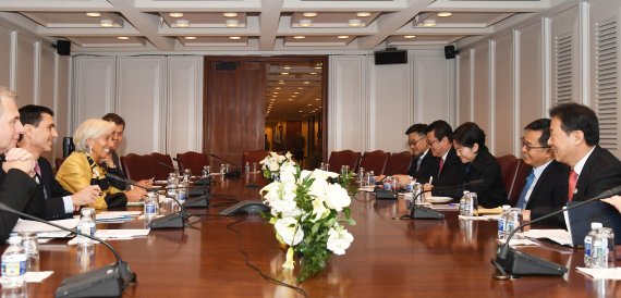 주요 20개국(G20) 재무장관회의 참석차 미국 워싱턴DC를 방문 중인 김동연 경제부총리 겸 기획재정부 장관(오른쪽 두번째)이 19일(현지시간) 국제통화기금(IMF) 본부에서 크리스틴 라가르드 IMF 총재를 만나 면담하고 있다.