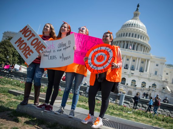 총기 규제 팻말을 든 학생들이 20일(현지시간) 미국 워싱턴DC 의회 앞에서 컬럼바인 고교 총기 참사 19주년을 맞아 시위를 벌이고 있다.AFP연합뉴스