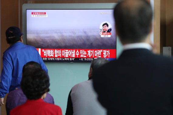 북한이 21일 핵실험과 ICBM 발사를 중단한다는 발표를 했다. 이를 주목하는 시민들.