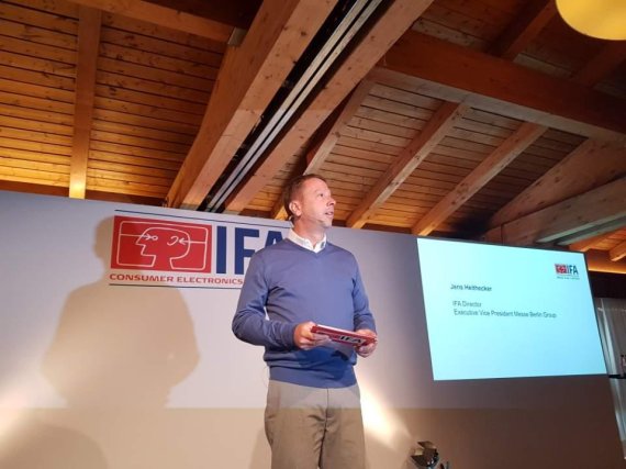 옌스 하이데커 국제가전박람회(IFA) 조직위원회 총괄 사장이 20일(현지시간) 이탈리아 로마에서 열린 'IFA 글로벌 프레스 컨퍼런스(GPC) 2018'에서 이번 행사에 대해 소개하고 있다.