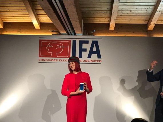 이탈리아 로마에서 열린 'IFA 글로벌 프레스 컨퍼런스(GPC) 2018'에서 IFA 공식 홍보대사인 'IFA girl'이 스마트폰에 깔린 필립스의 애플리케이션(sleep mapper app)을 선보이고 있다.<div id='ad_body3' class='mbad_bottom' ></div>