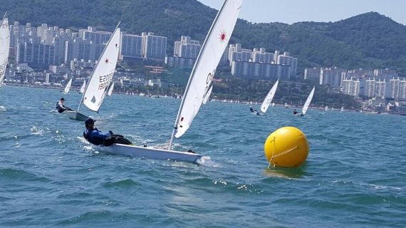 동아대 김민수 선수가 1위를 차지한 '2018년 제31회 대통령기 전국 시·도 대항 요트대회' 레이저레이디얼 종목 남자대학일반부 레이스 장면.