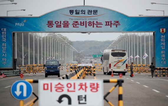 남북정상회담을 닷새 앞둔 22일 경기 파주 통일대교에서 안보관광버스가 다리를 통과하고 있다. 정상회담은 오는 27일 판문점 남측지역인 평화의 집에서 열린다. 연합뉴스