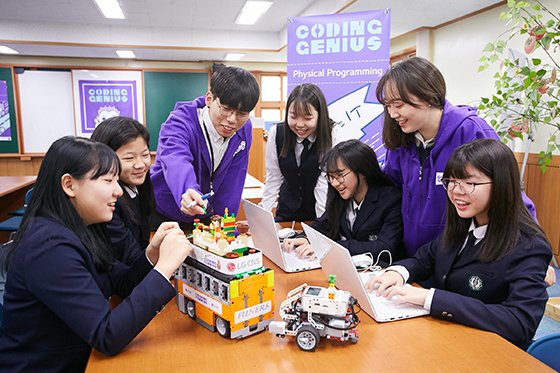 LG CNS는 올해 전국 중학생 3500명을 대상으로 무상 코딩 교육인 '코딩 지니어스'를 진행한다. 서울 서대문구 동명여자중학교 학생들이 '코딩 지니어스' 대학생 자원봉사자들과 코딩 실습을 하고 있다.
