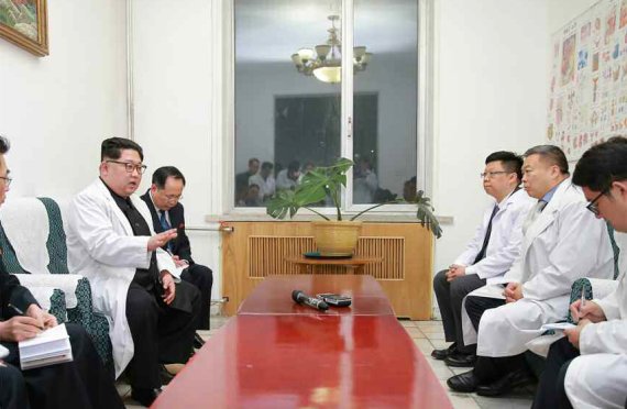 김정은 북한 국무위원장이 북한에서 발생한 중국인 관광객들의 교통사고와 관련, 병원을 찾아 부상자들의 치료 상황을 살펴봤다고 노동당 기관지 노동신문이 24일 보도했다.