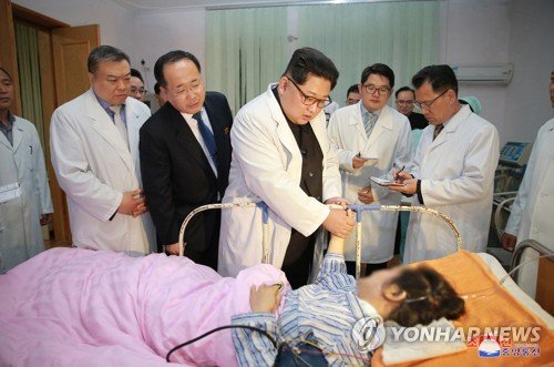 김정은 북한 국무위원장이 23일 교통사고로 중국인 관광객들이 입원해있는 병원을 찾아 부상자들을 직접 위로했다고 24일 보도했다. 연합뉴스