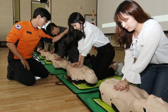 서울 성동구 성동소방서에서 24일 진행된 소방안전 교육 프로그램에서 신세계그룹 신입사원들이 심폐소생술을 실습하고 있다.