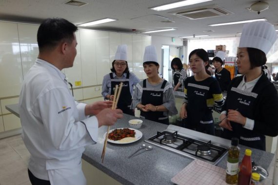 안산시 ‘학교급식 호텔요리처럼’ 셰프교육 진행. 사진제공=안산시