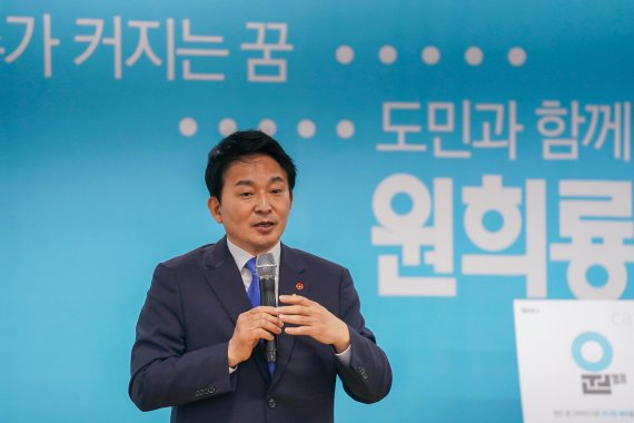 원희룡 제주도지사 예비후보가 25일 자신의 선거사무실에서 기자 간담회를 갖고 문대림 후보에게 공개토론회를 제안했다.