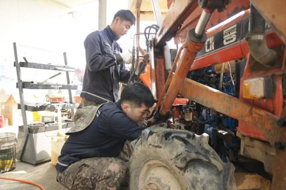 접경지 농가 일손 돕는 육군 6사단 장병들