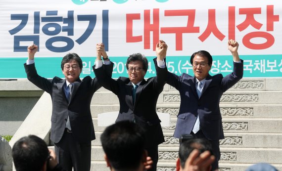 유승민 바른미래당 공동대표(왼쪽)가 25일 오전 대구 국채보상운동기념공원에서 김형기 대구시장 후보(가운데), 권오을 경북도지사 후보(오른쪽)와 손을 들고 있다. /사진=연합뉴스