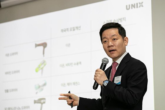 이한조 유닉스전자 대표가 25일 서울 원효로 본사에서 창립 40주년 기념 신제품 출시 간담회를 열고 회사 비전을 발표하고 있다.