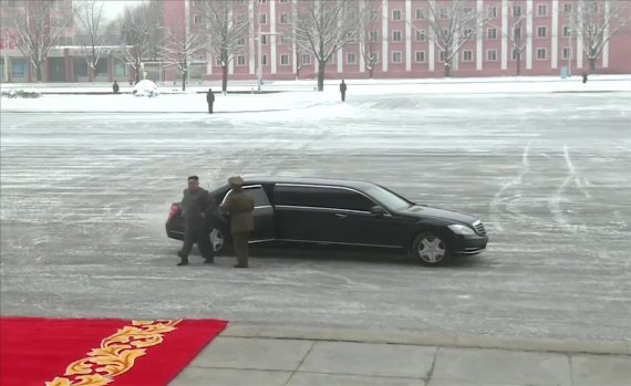김정은 북한 국무위원장이 벤츠 S600 풀만가드로 추정되는 차량에서 내리고 있다. 이 차량은 방탄, 방편, 방염 등 탑승자를 보호할 수 있어 27일 남북정상회담에서도 김 위원장은 풀만가드를 타고 올 것으로 전망된다. 연합뉴스