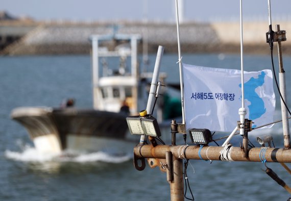 '지난 해 4월 25일, 남북정상회담을 앞두고 인천시 옹진군 연평면 당섬선착장에 정박한 어선에 '서해5도 한반도기'가 펄럭이고 있다.