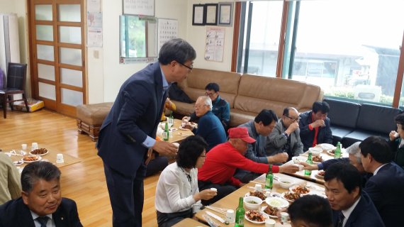 강동농협 하남시 궁안마을 ‘어르신 장수잔치’ 개최. 사진제공=하남 서부농협