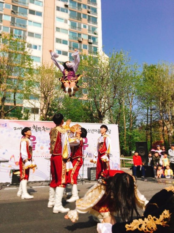 군포시청소년 군포철쭉축제서 치어리딩-댄스 공연. 사진제공=군포문화재단