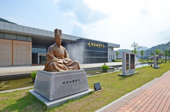 경남 남해군이 오는 6월 한달간 제9회 김만중문학상 작품을 공모한다. 사진은 남해유배문학관 전경 모습./사진=남해군