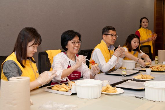 법무법인 세종의 멘토변호사와 멘티 대학생들이 함께 북한식 두부밥을 만들고 있다.