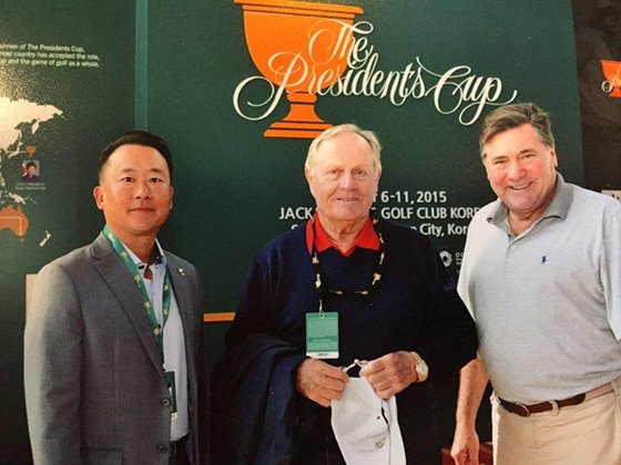 이준희 잭 니클라우스GC코리아 대표(왼쪽 첫번째)가 2015 프레지던츠컵을 마친 뒤 코스 디자이너 잭 니클라우스(가운데), 모기업 게일인터내셔널 스텐 게일 회장과 포즈를 취하고 있다.