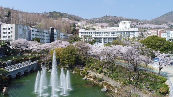 경남대가 교육부와 한국과학창의재단이 지원하는 ‘2018 체육·예술 교육기부 거점대학 사업’의 경상권 운영 사업단으로 선정됐다. 사진은 경남대 전경/사진=경남대