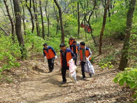 [포토뉴스] 남양주시 향토방재단 매봉산 등산로 안전점검