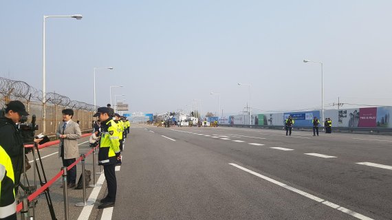 [남북정상회담]문 대통령 지나간 통일대교..한반도기 1500개 펄럭 '봄을 연다'