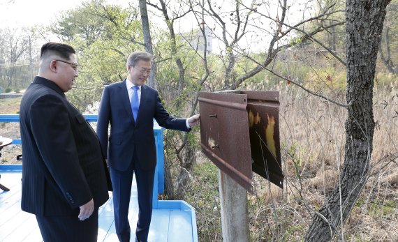 [남북정상회담] ‘도보다리’ 산책