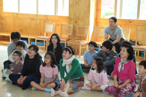 중소기업사랑나눔재단이 운영하는 중소기업연합봉사단 관계자들이 28일 서울 양천구에 있는 아동양육시설인 서울SOS어린이마을을 방문해 아이들과 레크레이션을 즐기고 있다. /사진=중소기업사랑나눔재단