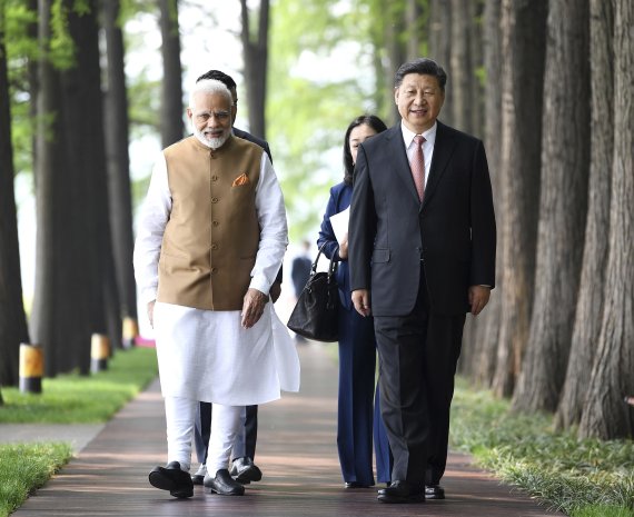 시진핑 중국 국가주석(오른쪽)과 나렌드라 모디 인도 총리가 28일 중국 후베이성 우한에서 함께 산책하고 있다.신화AP연합뉴스