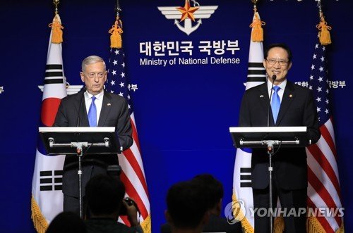 송영무 국방부 장관(오른쪽)과 제임스 매티스 미국 국방장관. 연합뉴스 자료사진