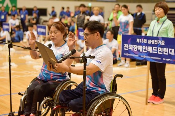 29일 장애인 배드민턴 선수대표(왼쪽 이나현 선수, 오른쪽 최대성 선수)가 부산 강서체육관에서 '전국 장애인 배드민턴 대회' 개회식 선서를 하고 있다