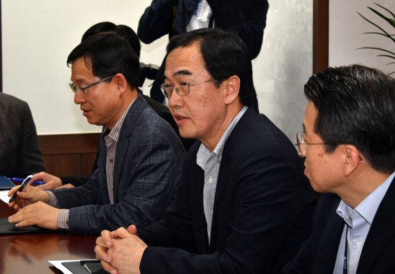 남북정상회담 후속조치 점검회의 주재하는 통일부장관
