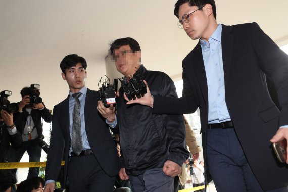 '드루킹' 김모씨(49·구속기소)의 측근에게 금품을 받은 더불어민주당 김경수 의원 한모 보좌관(49)이 30일 오전 경찰에 출석했다. 사진=연합 지면화상