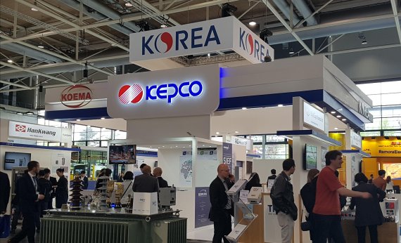 한국전력은 독일 하노버에서 지난달 23~27일 열린 '2018 하노버 국제 산업박람회'에 참가, 10개 중소기업들과 공동으로 한국 전시관을 마련했다. 공동 전시관을 해외바이어들이 둘러보고 있다.