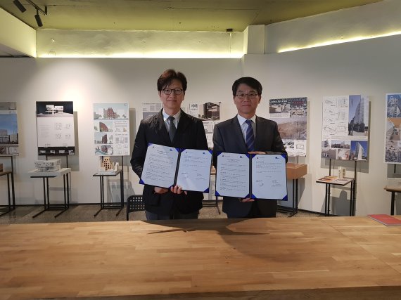 한글라스 우상실 상무(사진 오른쪽)와 한국건축설계학회 회장 이은석 교수가 28일 공동협력을 위한 양해각서 체결 후 기념사진을 찍고 있다.