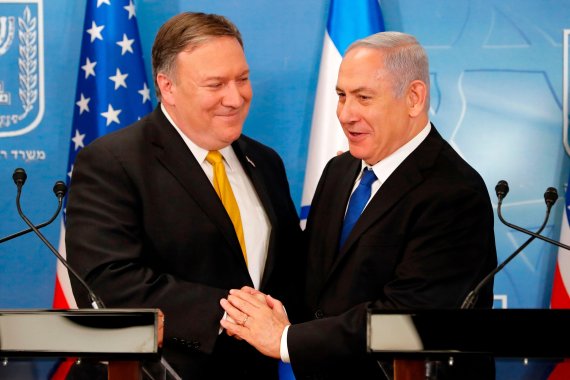 US Secretary of State Mike Pompeo is greeted by Israeli Prime Minister Benjamin Netanyahu ahead of a press conference at the Ministry of Defence in Tel Aviv on April 29, 2018. / AFP PHOTO / Thomas COEX<All rights reserved by Yonhap News Agency>