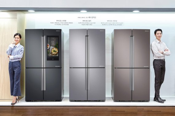삼성전자가 2018년형 '셰프컬렉션' 냉장고 신제품을 4월 30일 출시한다. '메탈쿨링' 을 확대 적용하고 다양한 식재료를 전문적으로 보관해 주는 '맞춤보관실' 기능을 강화했으며, '패밀리허브' 1개 모델 포함 총 5개 모델로 선보인다.