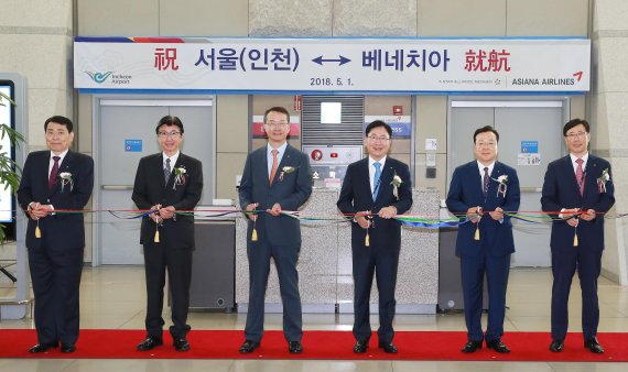 김수천 아시아나항공 사장(왼쪽 세번째)과 임원들이 1일 인천국제공항 제 1여객터미널 출국장에서 열린 아시아나항공 인천-베네치아 노선 신규 취항식에서 테이프 커팅을 하며 기념촬영을 하고 있다. /사진=fnDB