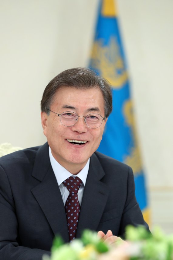 "해외순방때 차비로 쓰세요" 文대통령에 1000원 보낸 초등생