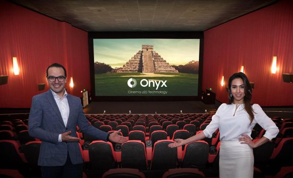 지난 4월 27일, 시네멕스(Cinemex) 본사가 위치한 멕시코시티의 시네멕스 극장에서 삼성전자 현지 직원들이 삼성 '오닉스' 브랜드를 설명하고 있다.